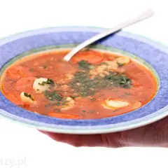 Ile kalorii ma zupa pomidorowa? Oblicz i odchudź swoją wersję!