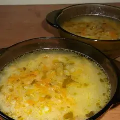 Kremowa zupa ogórkowa: Jak zagęścić bez grudek i zwarzenia?