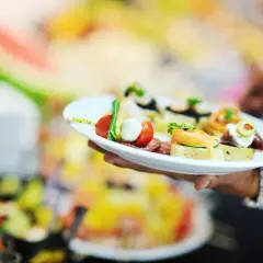 Catering w kosztach firmowych? Jak rozliczyć posiłki i uniknąć błędów?