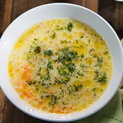 Idealna zupa ogórkowa: przepis krok po kroku i triki mistrza!