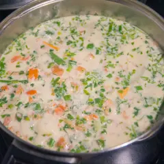 Nigdy więcej zwarzonej zupy! Jak zabielić śmietaną krok po kroku