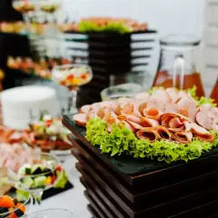 Catering na 18. urodziny: Ile kosztuje? Sprawdź widełki i porady!