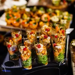 Catering na imprezę: Ceny, ukryte koszty i jak obniżyć rachunek?