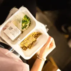 Jak podgrzewać catering dietetyczny? Smak i zdrowie na talerzu!