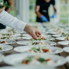Catering na 30 osób: koszty, pakiety i jak zaoszczędzić? Poradnik