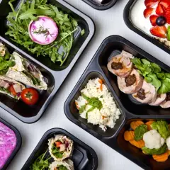 Domowy catering: Jak legalnie zacząć i zarabiać z własnej kuchni?