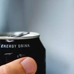 Czym są energetyki? Skład, wpływ na zdrowie i nowe przepisy 2024