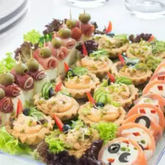Ile kosztuje catering na 50 osób? Poznaj ceny i obniż swój budżet!
