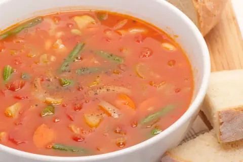 Minestrone: Sekret włoskiej zupy, przepis i historia "cucina povera"