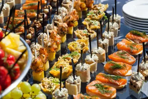 Co to jest catering? Kompletny przewodnik po usługach i typach