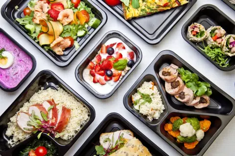 Catering dietetyczny: Czy opłaca się bardziej niż gotowanie w domu?
