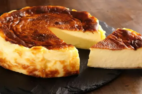Sernik bez spodu, który zawsze się udaje: przepis bez pękania!