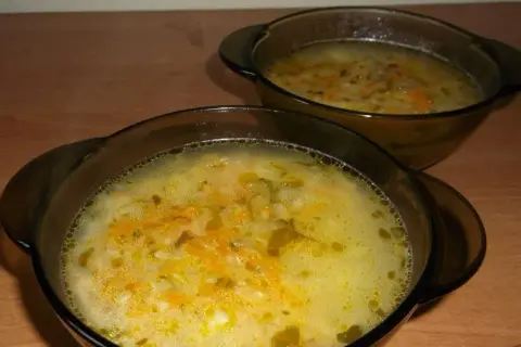 Kremowa zupa ogórkowa: Jak zagęścić bez grudek i zwarzenia?