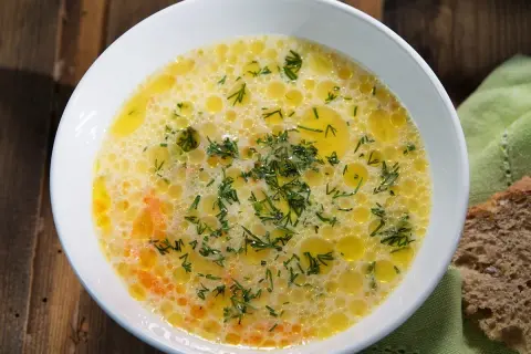 Idealna zupa ogórkowa: przepis krok po kroku i triki mistrza!