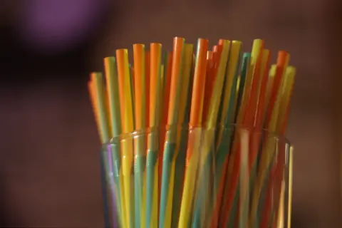Słomki plastikowe zakazane? Wybierz idealną eko alternatywę!