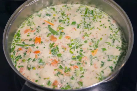 Nigdy więcej zwarzonej zupy! Jak zabielić śmietaną krok po kroku