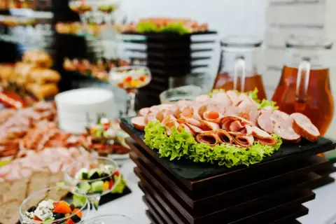 Catering na 18. urodziny: Ile kosztuje? Sprawdź widełki i porady!