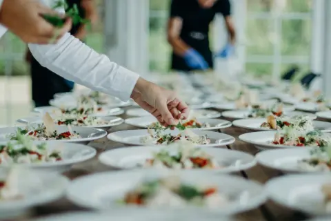 Catering na 30 osób: koszty, pakiety i jak zaoszczędzić? Poradnik