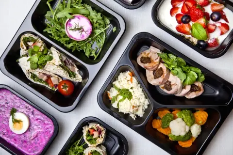 Domowy catering: Jak legalnie zacząć i zarabiać z własnej kuchni?