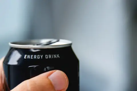 Czym są energetyki? Skład, wpływ na zdrowie i nowe przepisy 2024