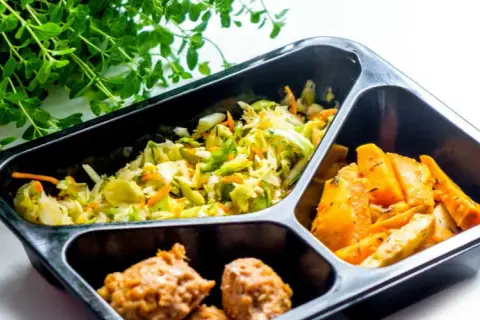 Dieta pudełkowa: Miesięczny koszt? Poznaj ceny i oszczędzaj!