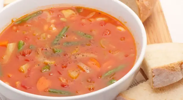 Minestrone: Sekret włoskiej zupy, przepis i historia "cucina povera"