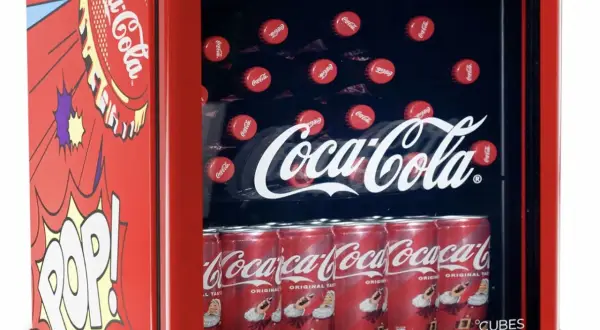 Lodówka Coca-Cola: kupić do domu czy zdobyć za darmo do firmy?