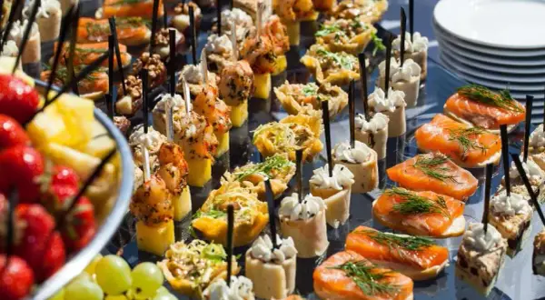 Co to jest catering? Kompletny przewodnik po usługach i typach