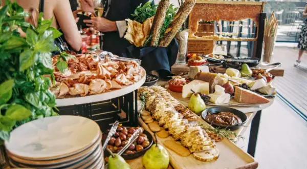 Co to catering? Rodzaje, wybór firmy i trendy poznaj branżę!