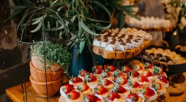 Catering na 20 osób: ile kosztuje? Pełny cennik i jak zaoszczędzić