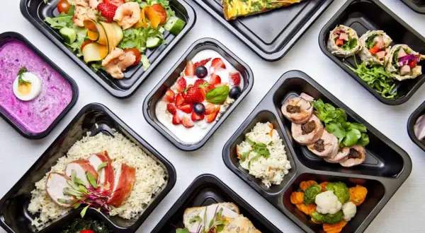 Catering dietetyczny: Czy opłaca się bardziej niż gotowanie w domu?