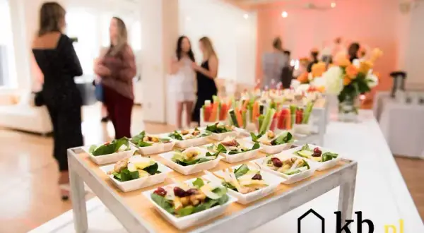 Catering: Ile za osobę? Ceny, co wliczone i jak oszczędzać?