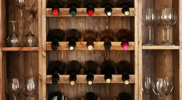 Regał na napoje: inspiracje i porady. Stwórz idealny barek!