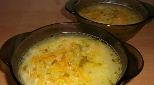 Kremowa zupa ogórkowa: Jak zagęścić bez grudek i zwarzenia?