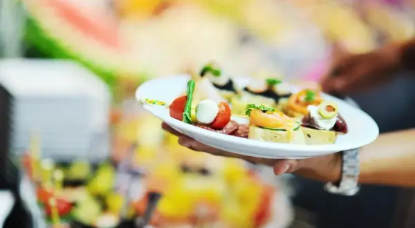 Catering w kosztach firmowych? Jak rozliczyć posiłki i uniknąć błędów?