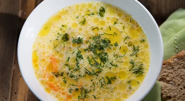 Idealna zupa ogórkowa: przepis krok po kroku i triki mistrza!