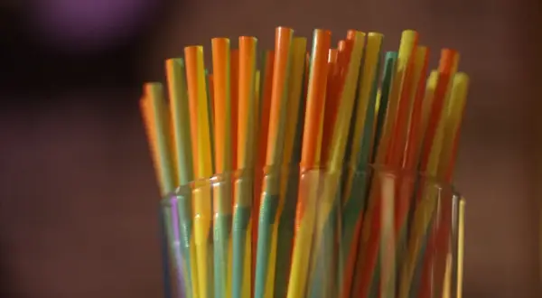 Słomki plastikowe zakazane? Wybierz idealną eko alternatywę!