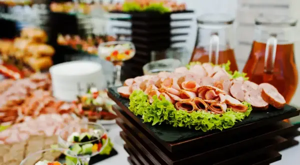 Catering na 18. urodziny: Ile kosztuje? Sprawdź widełki i porady!