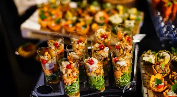 Catering na imprezę: Ceny, ukryte koszty i jak obniżyć rachunek?