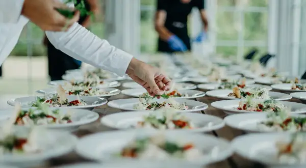 Catering na 30 osób: koszty, pakiety i jak zaoszczędzić? Poradnik
