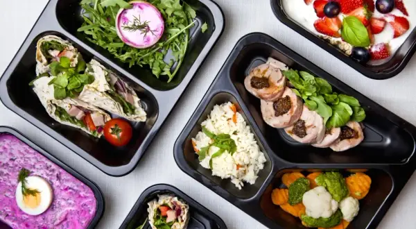 Domowy catering: Jak legalnie zacząć i zarabiać z własnej kuchni?