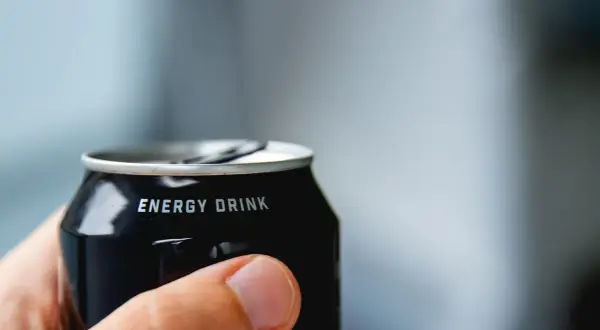 Czym są energetyki? Skład, wpływ na zdrowie i nowe przepisy 2024