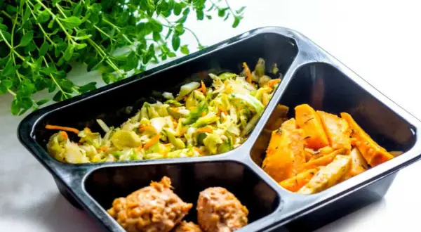 Dieta pudełkowa: Miesięczny koszt? Poznaj ceny i oszczędzaj!