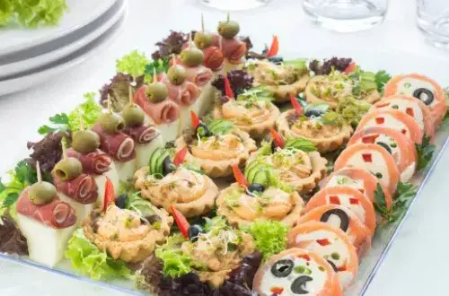 Ile kosztuje catering na 50 osób? Poznaj ceny i obniż swój budżet!