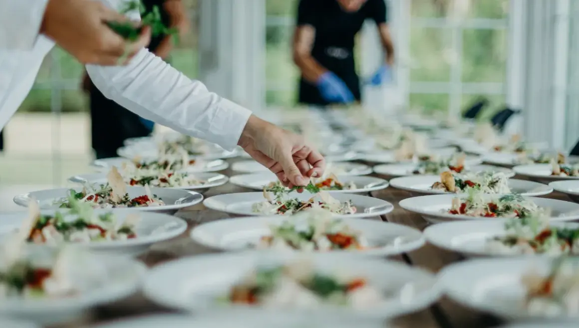 Catering na 30 osób: koszty, pakiety i jak zaoszczędzić? Poradnik
