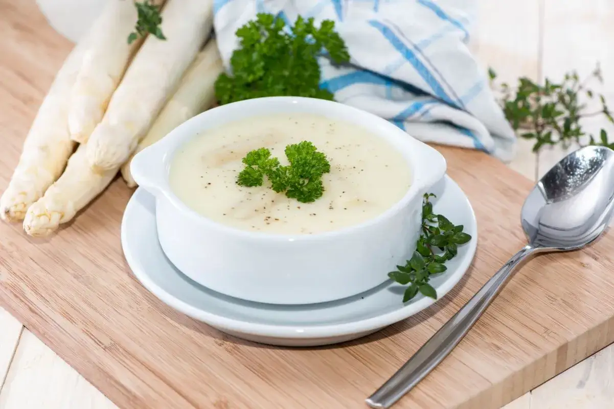 Zupa krem ze szparag&oacute;w z r&oacute;żnymi dodatkami