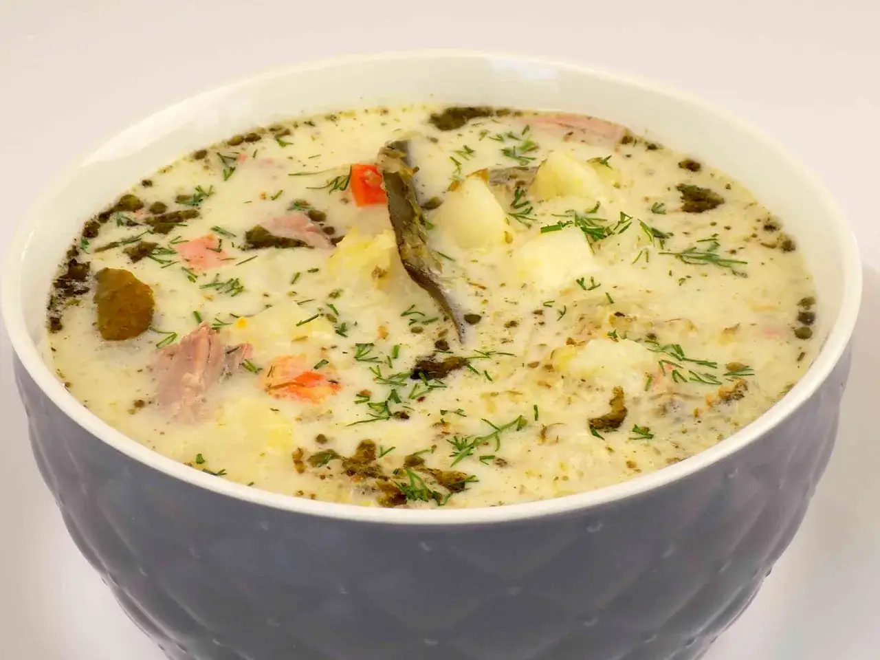 Zupa og&oacute;rkowa z koperkiem i śmietaną