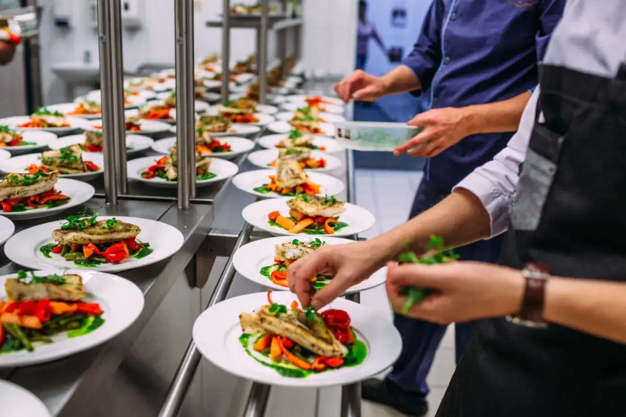 R&oacute;żne style cateringu na imprezy, catering bufetowy, catering serwowany