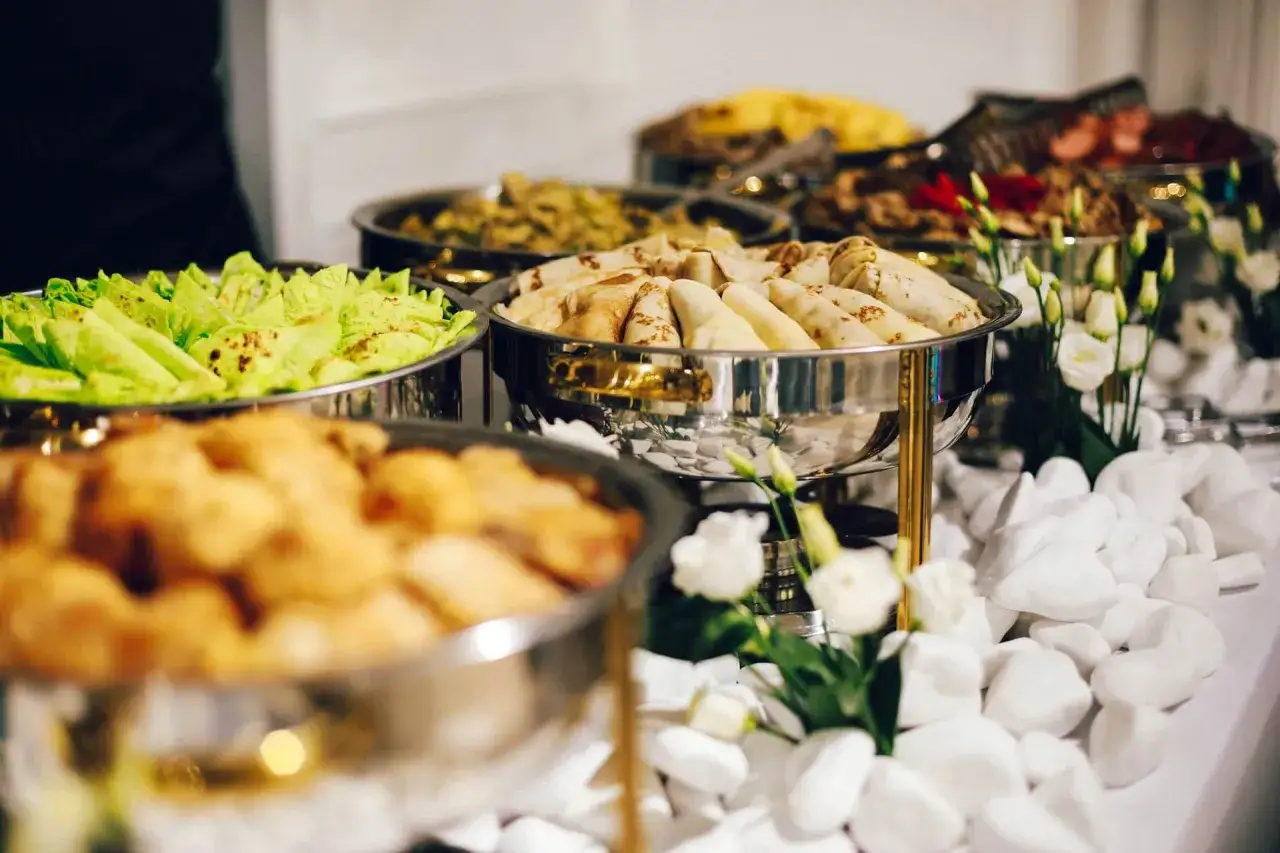 Czynniki wpływające na koszt cateringu, catering na event, budżet imprezy