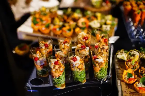 Catering na imprezę: Ceny, ukryte koszty i jak obniżyć rachunek?